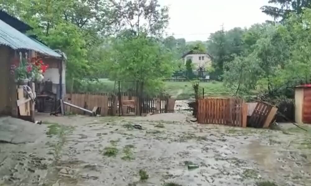 femeie luata de ape in arges inundatii