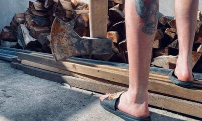 a pus mâna pe un topor și a amenințat cu