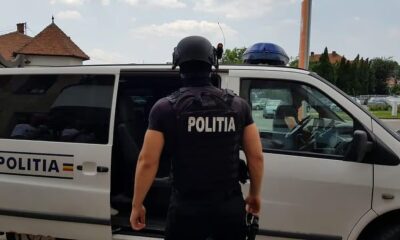 percheziții cu luptători sas la un bărbat și o femeie
