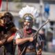 trupa de reenactori din alba iulia cu legionari romani, prezentă